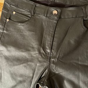 Pantalón chupín de cuerina negra talle S, marca Daniel Cassin - imagen 6