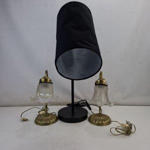 Lote siguiente: Lote de 3 Lámparas: Mesa con Pantalla Negra y 2 Veladores de Bronce