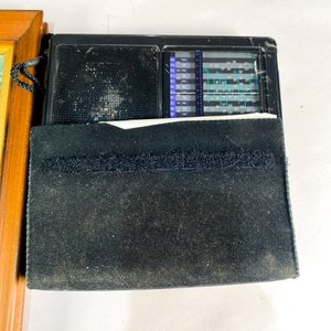 Lote de 4 piezas: Radio antigua con funda, marco portarretrato y dos láminas decorativas - imagen 3
