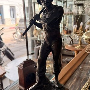 Estatuilla de Metal Patinado: Hombre Trabajador con Herramienta - imagen 4