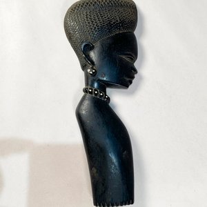 Lote de 3 Piezas: Porrón de Gres, Bandeja Metálica y Talla Africana - imagen 2