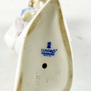 Figura Lladro de Porcelana con Regalo Azul - imagen 4