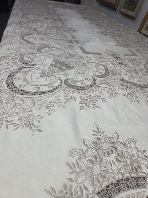 Mantel Mayorca Bordado con 12 Servilletas - imagen 12