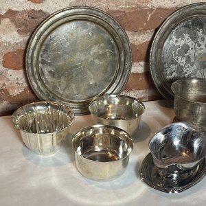 Lote de Platería Antigua: Bandejas, Cuencos y Jarra - imagen 3
