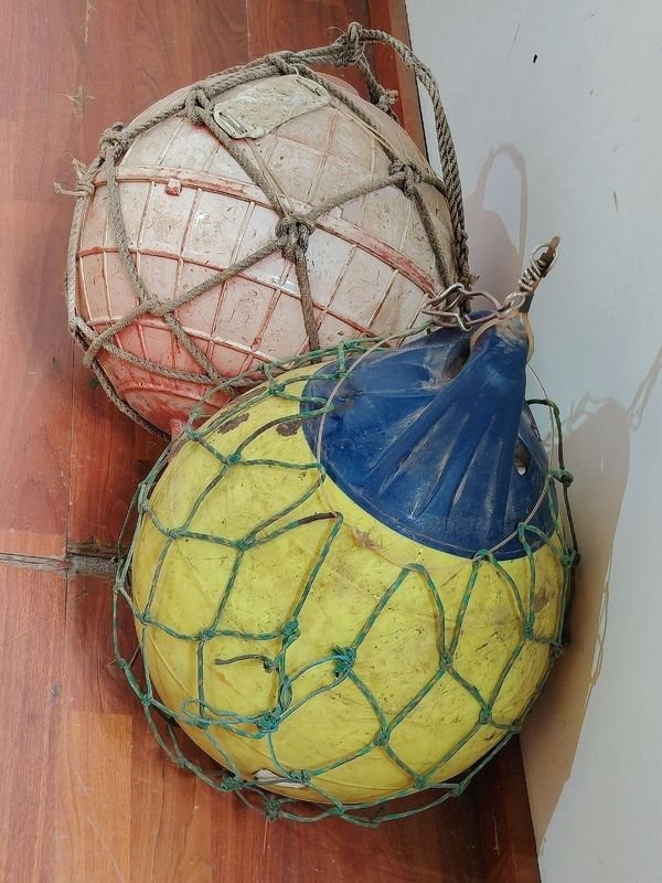 Juego de 2 Boyas de Pesca/Navegación Rojas y Amarillas con Redes