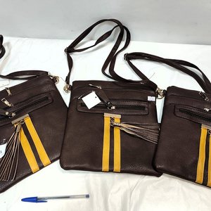 Lote de 4 Carteras de Dama Tipo Morral en Eco Cuero Marrón con Tiras Amarillas - imagen 3
