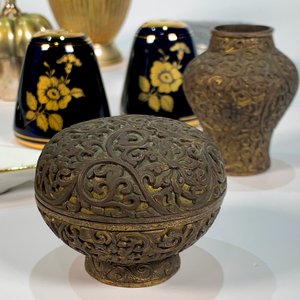 Lote de 14 Piezas: Posavasos, Floreros, Ceniceros y Más en Cerámica, Metal y Vidrio - imagen 3