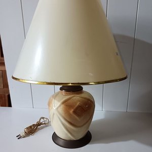 Lote siguiente: Lámpara Antigua de Mesa con Base de Losa y Pantalla Beige