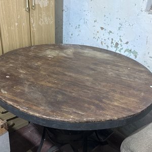 Lote siguiente: Mesa Redonda de Madera y Hierro Estilo Industrial