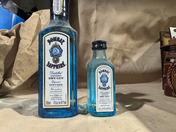 Botellas de Gin Bombay Sapphire Selladas Originales - imagen 1