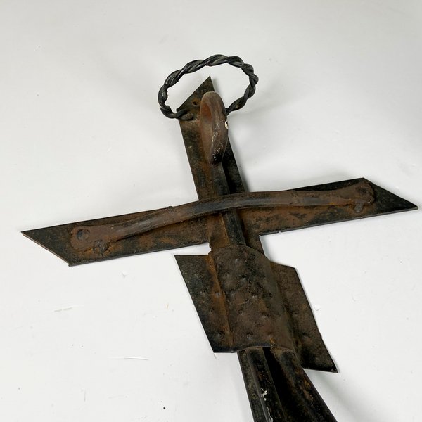 Candelabro de hierro artesanal con cruz - imagen 4