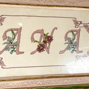 Dos Cuadros Decorativos Tejidos con Nombres y Figuras - imagen 3