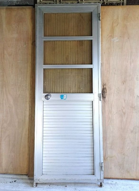Lote siguiente: Puerta de aluminio y vidrio fantasía con marco