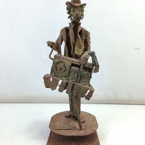 Lote anterior: Escultura de Hierro 'Chilindro': Hombre con Grabador y Pipa