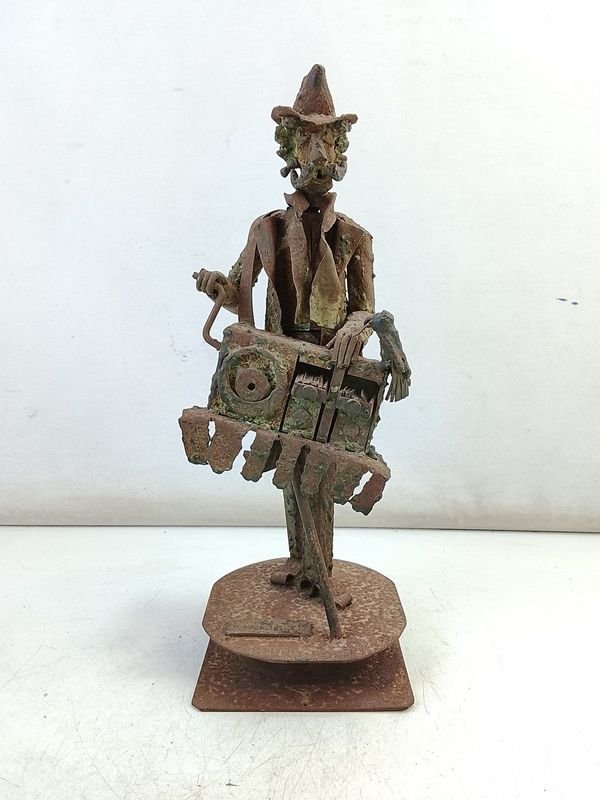 Escultura de Hierro 'Chilindro': Hombre con Grabador y Pipa