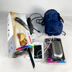 Lote de Artículos Varios: Saco de Dormir, Aspiradora de Mano y Electrónicos - imagen 1