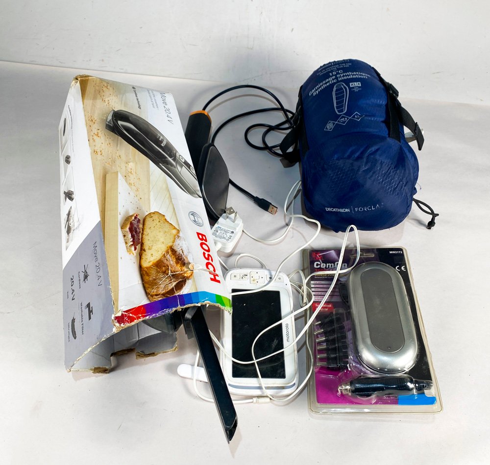 Lote de Artículos Varios: Saco de Dormir, Aspiradora de Mano y Electrónicos