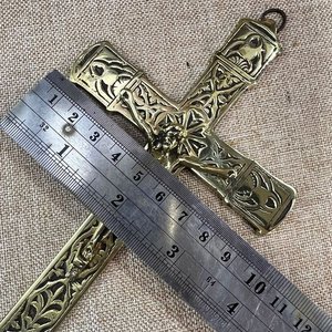 Crucifijo Antiguo de Bronce Calado con Figura de Cristo - imagen 6