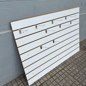 Panel Ranurado Blanco para Exhibición con Ganchos - imagen 2