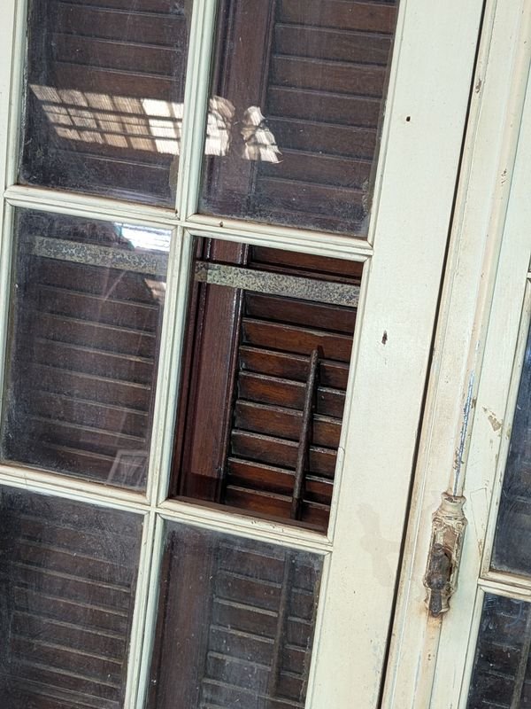 Ventana con dos hojas batientes y postigos tipo celosías en cedro, marco de pinotea - imagen 4