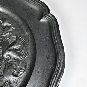 Plato de Peltre Decorativo con Escudo y Sello - imagen 4