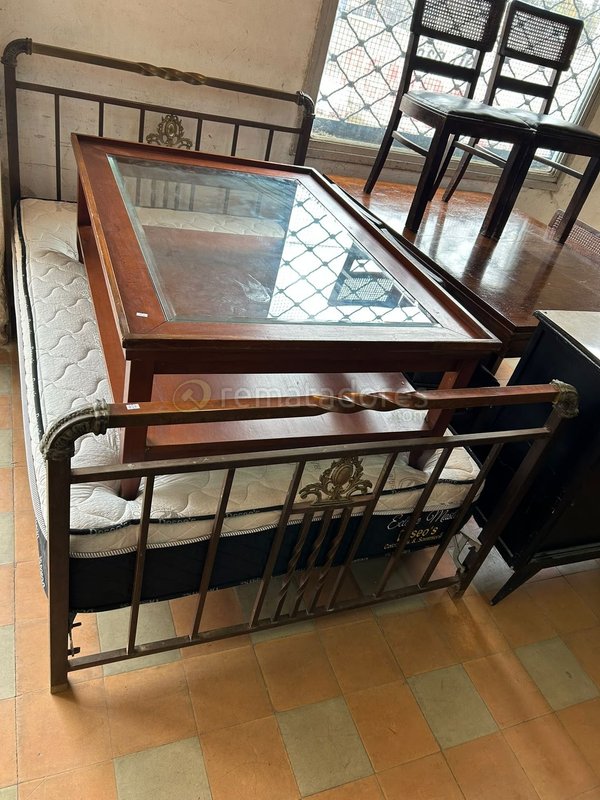 Cama Antigua de Hierro con Colchón y Mesa Ratona de Madera - imagen 1