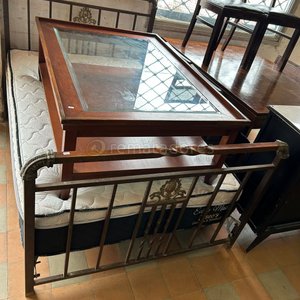 Lote siguiente: Cama Antigua de Hierro con Colchón y Mesa Ratona de Madera