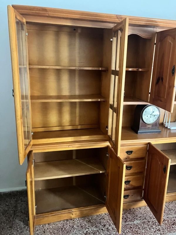 Gran Mueble de Cristalero-Madera con Relojes y Estanterías - imagen 8