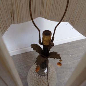 Gran Lámpara de Mesa Estilo Piña con Base de Bronce y Pantalla Desgastada - imagen 4