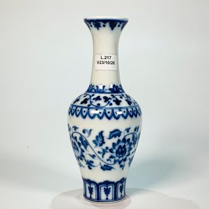 Lote siguiente: Florero Cónico de Porcelana Oriental Blanco con Decoración Floral Azul - 19 cm