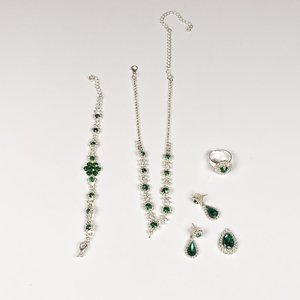 Lote anterior: Conjunto de Bijouterie Fantasía con Piedras Verdes