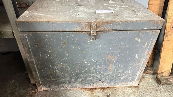Caja metálica de almacenamiento en mal estado - imagen 1