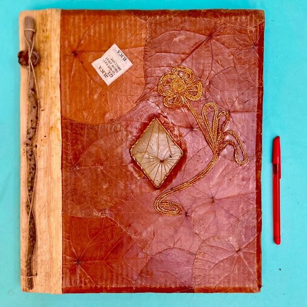 álbum artesanal con una cubierta rústica de color marrón, decorada con texturas que parecen hojas secas. Sin uso. Indonesia. 37 cm x 31.5 cm. - imagen 1