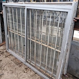 Lote siguiente: 3 Ventanas de Aluminio Corredizas de 2 Hojas con Rejas