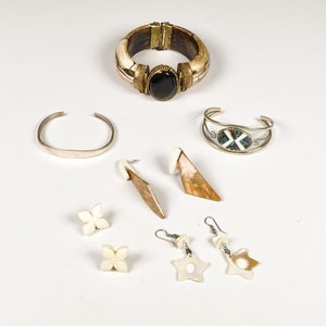 Lote siguiente: Lote de 6 Piezas: Brazaletes y Aretes de Materiales Variados