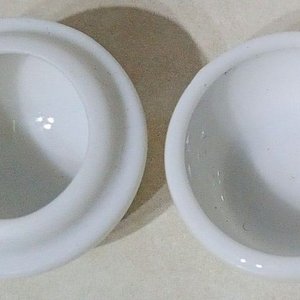 Pastillero de Porcelana Blanca con Tapa Esférica y Flores Pintadas a Mano - imagen 3