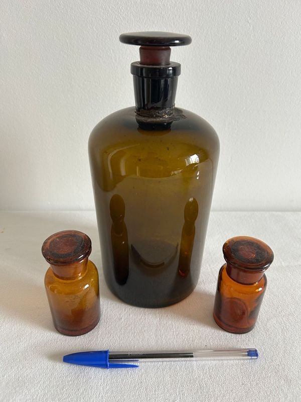 Conjunto de 3 Frascos Antiguos de Farmacia de Vidrio Ámbar - imagen 1