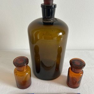 Lote anterior: Conjunto de 3 Frascos Antiguos de Farmacia de Vidrio Ámbar
