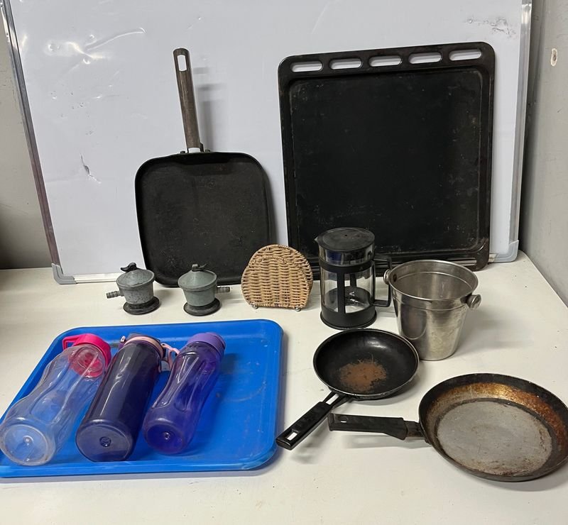 Lote de Utensilios de Cocina: Asadera, Sartenes, Cafetera y Más