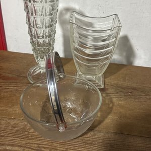 Lote siguiente: Juego de Floreros y Cesta de Vidrio