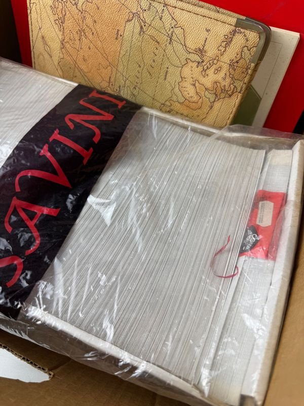 Caja repleta de insumos de papelería nuevos - imagen 8