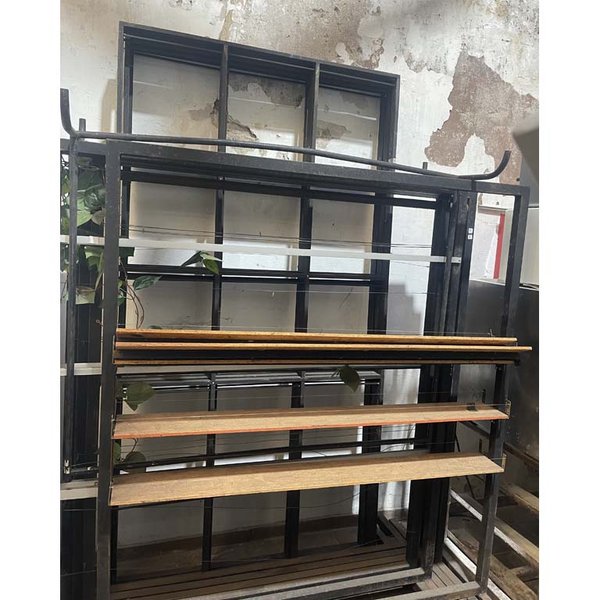 Lote de 7 Percheros Metálicos y 5 Estructuras de Madera con Detalles de Óxido y Pintura - imagen 1