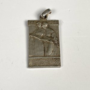 Lote de Dos Dijes Religiosos: Cruz con Símbolos y Figura Humana en Plata - imagen 3