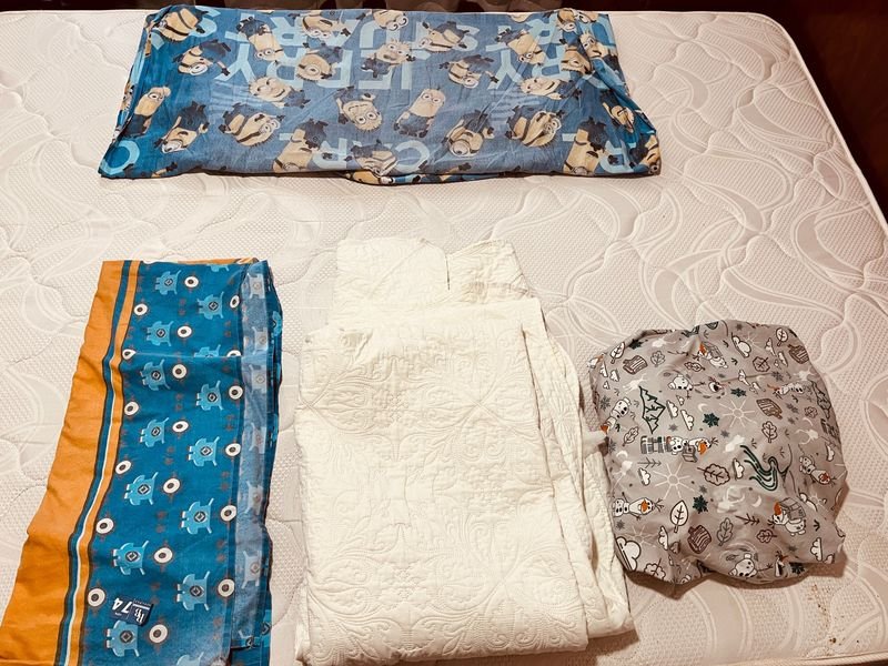 Juego de Cama Infantil: Almohada, 3 Sábanas y Funda de Colchón