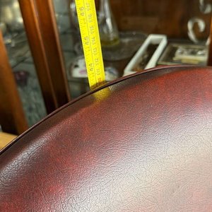 Sillón Antiguo de Respaldo Alto con Tapizado Bordó y Tachas - imagen 8