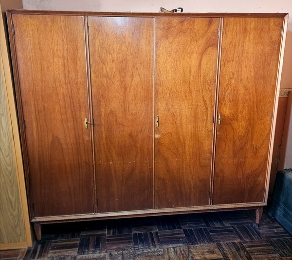 Placard de Madera de Cuatro Puertas con Cajones