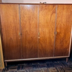 Lote anterior: Placard de Madera de Cuatro Puertas con Cajones