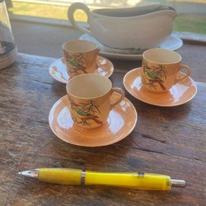 Conjunto de Pocillos de Porcelana con Platillos, Frasco para Café y Salsero de Cerámica - imagen 17