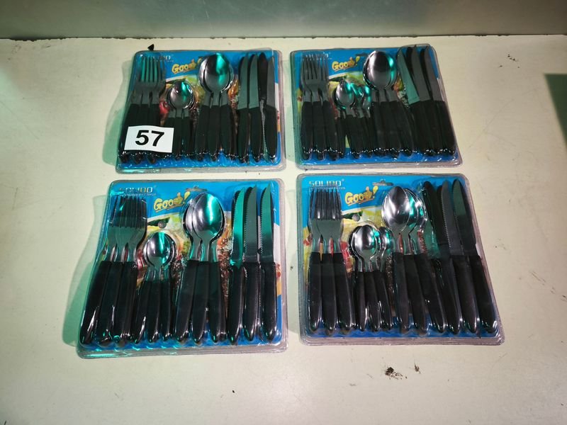 Set de Cubiertos Negros para 24 Personas