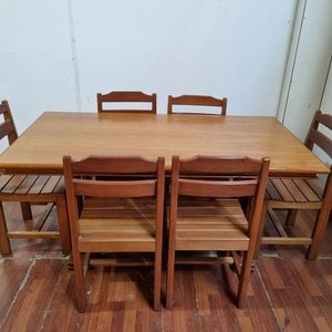 Lote anterior: Juego de Comedor Clásico de Madera: Mesa Rectangular y Seis Sillas